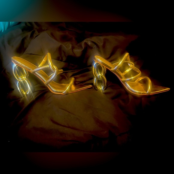 Loop ring gold heels!!  Never worn!! - Picture 1 of 3